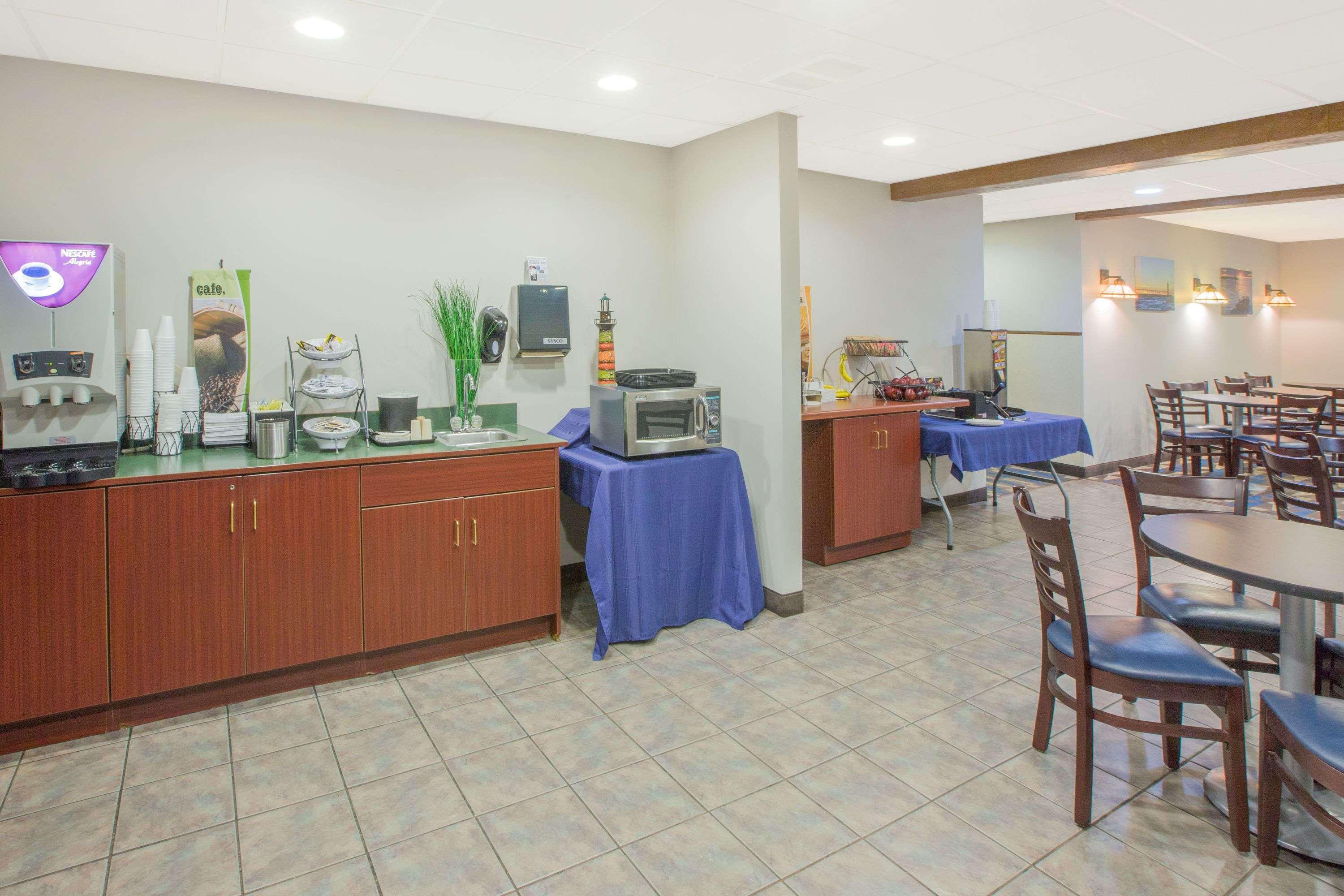 Microtel And Hotel Manistee